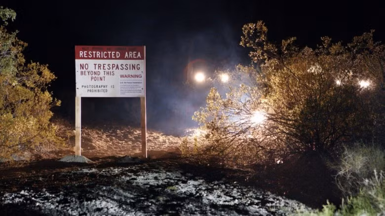 Nằm ở Tooele, bang Utah, Dugway Proving Grounds được cho là một địa điểm tương tự Khu vực 51 ở bang Nevada. Một số ý kiến cho rằng, đây là nơi quân đội Mỹ thử nghiệm các loại vũ khí hoặc máy bay mới nhất. Tuy nhiên, hoạt động bên trong khu vực này vẫn là một bí ẩn.