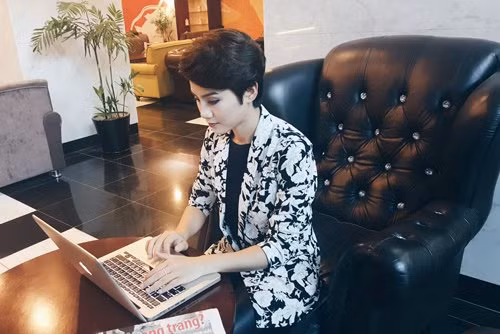 Thùy Dung chia sẻ, trong mùa EURO thời gian cô ở trên cơ quan còn nhiều hơn ở nhà.