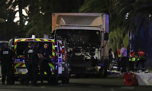 The gioi len an vu tan cong dam mau o Nice