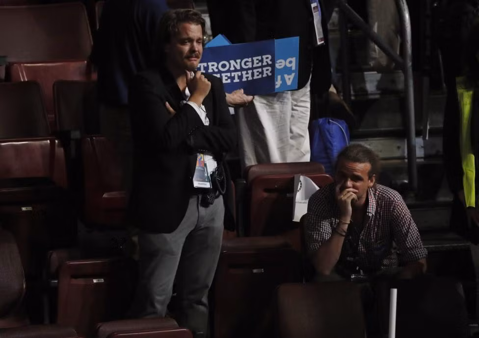 Nét mặt buồn rầu của những người ủng hộ Thượng nghị sĩ Sanders sau bài phát biểu của ông.