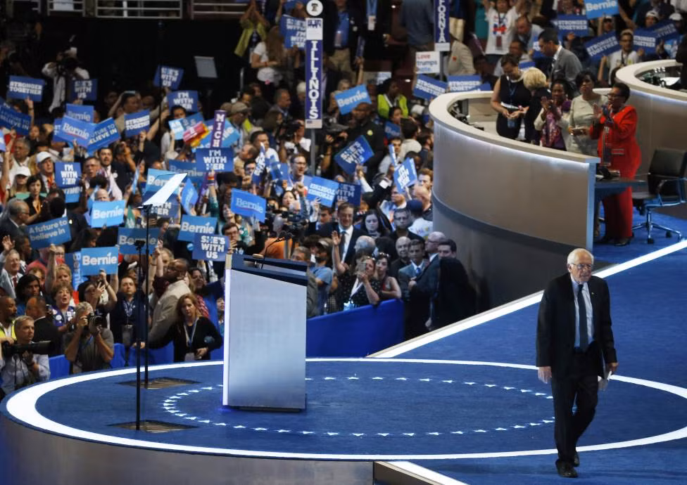 Ông Sanders rời khán đài sau bài phát biểu tại đại hội hôm 26/7.