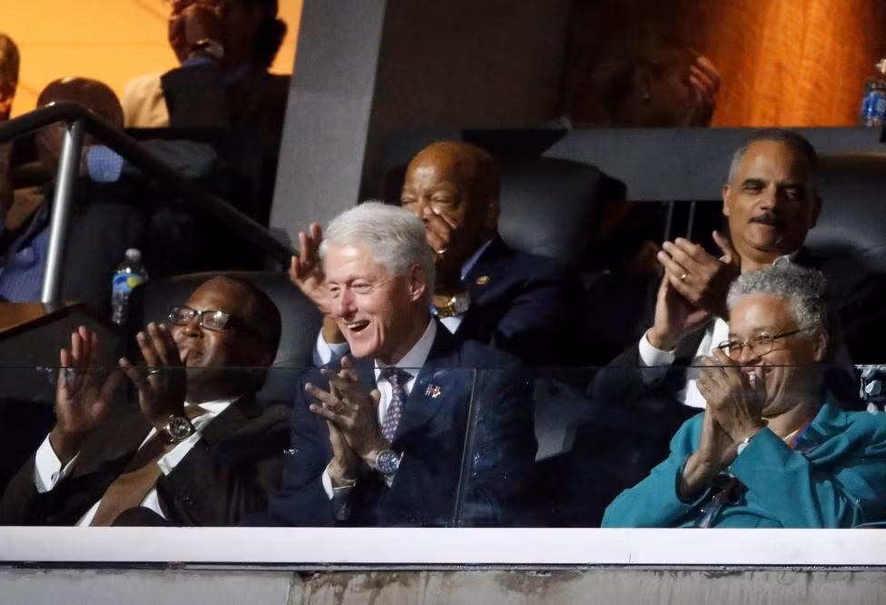 Cựu Tổng thống Mỹ Bill Clinton vỗ tay trước bài phát biểu của Đệ nhất phu nhân Mỹ Michelle Obama.