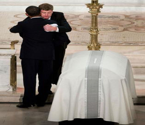 Tổng thống Mỹ Obama an ủi Hạ nghị sĩ Patrick Kennedy trong lễ tang của Thượng nghị sĩ Edward Kennedy ở Boston ngày 29/8/2009.