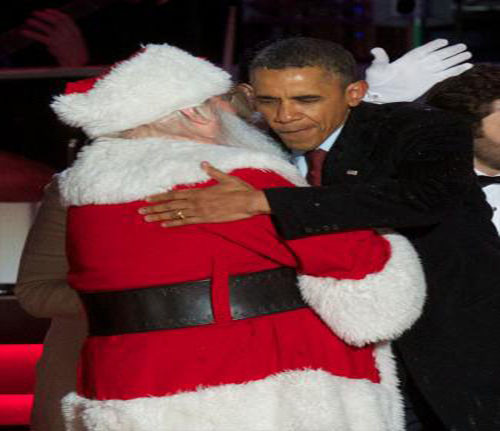 Tổng thống Mỹ ôm ông già Noel sau khi tham gia sau một sự kiện ở Washington DC ngày 6/12/2013.