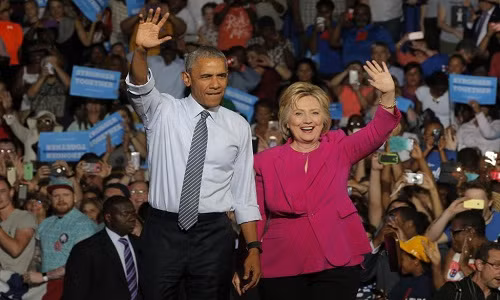 Ông chủ Nhà Trắng và bà Clinton vẫy tay chào những người ủng hộ.