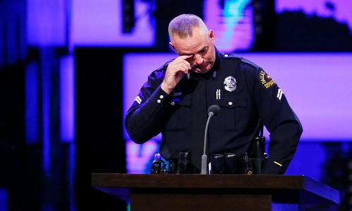 Cảnh sát Dallas Eddie Coffey xúc động trong lúc phát biểu tại lễ tang của cảnh sát Lorne Ahrens ở Plano.