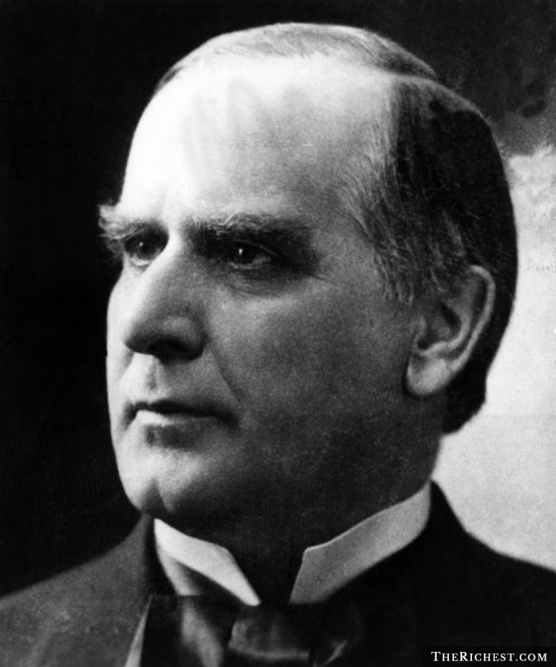  Tổng thống Mỹ William McKinley luôn cài một bông hoa cẩm chướng trên ve áo của ông và coi đó là một lá bùa hộ mệnh. Năm 1901, trong lúc tham dự một sự kiện ở Buffalo, New York, vị tổng thống thứ 25 của nước Mỹ đã lấy bông hoa cẩm chướng này cho một bé gái và chỉ vài giây sau, ông đã bị bắn chết.