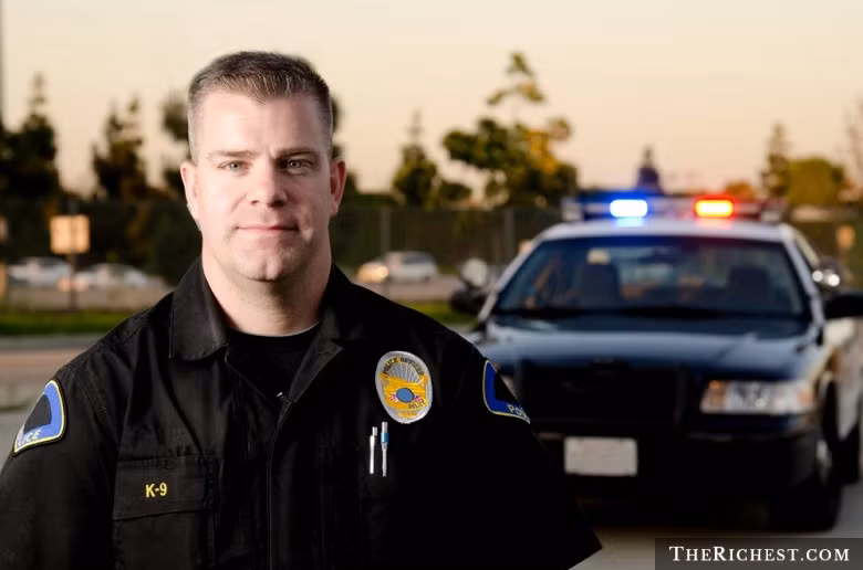 Trên thực tế, cảnh sát là một trong những nghề có tỷ lệ tử vong cao nhất bởi đây là một nghề nguy hiểm, thường phải đối mặt với những tên tội phạm, người biểu tình,...