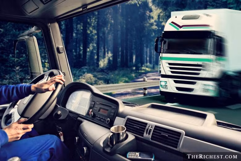 Lái xe tải đường dài là một trong những công việc tổn thọ nhất thế giới trên thế giới. Tại Mỹ, nghề lái xe tải chiếm 25% số ca tử vong liên quan đến nghề nghiệp.