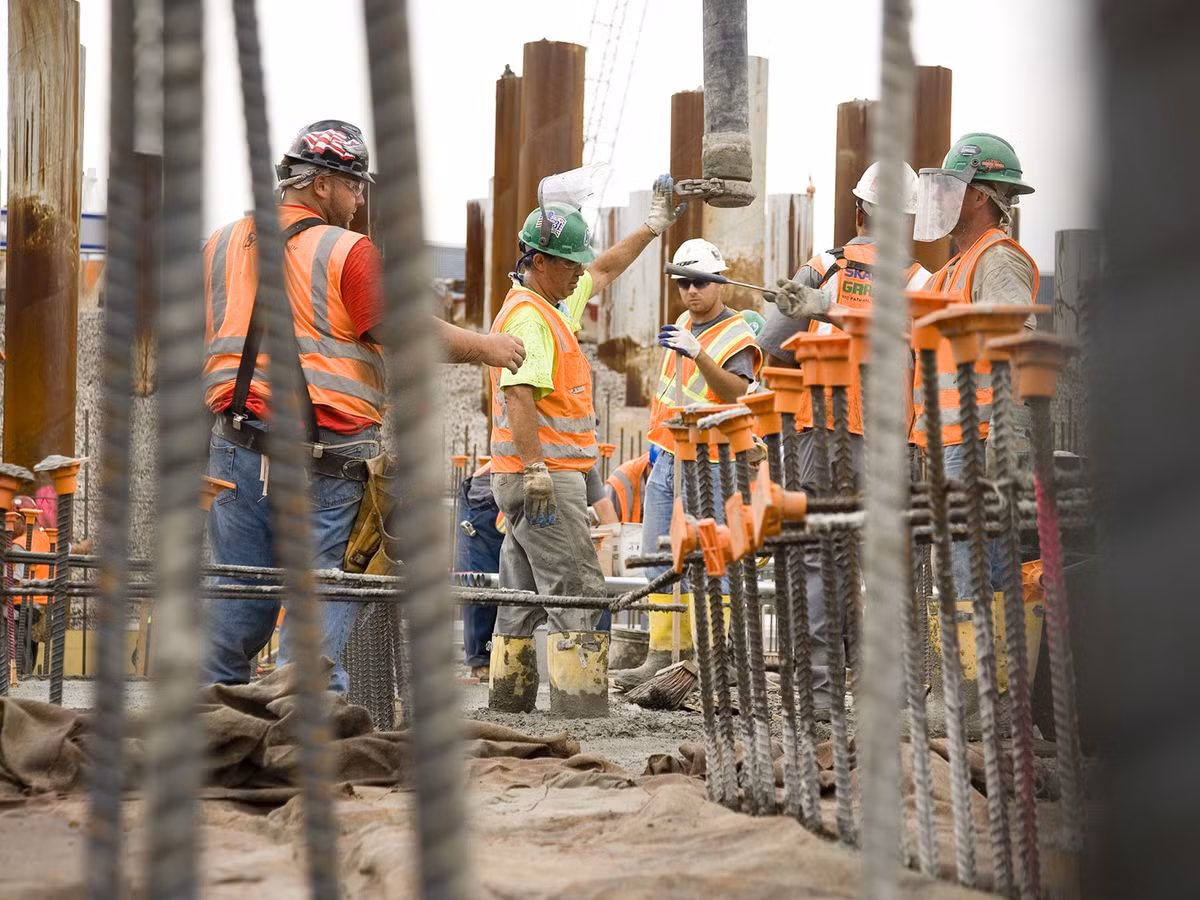 Các công nhân xây dựng phải đối mặt với nhiều rủi ro trong công việc.