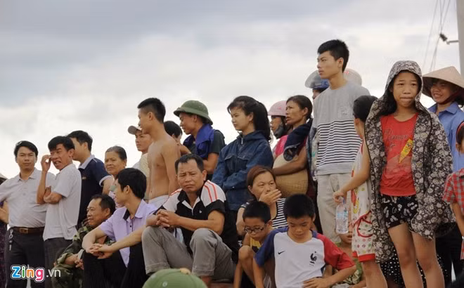 Đây là lần đầu "thần đèn" ở Nghệ An thực hiện di dời căn nhà nên hàng trăm người dân đã tập trung theo dõi.