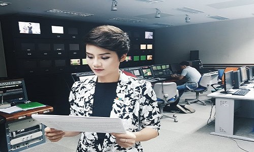 Công việc tại nhà đài mùa EURO khiến Thùy Dung thường xuyên phải thức đêm.