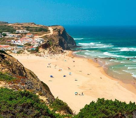 Rota Vicentina có một mạng lưới đường mòn đi bộ dọc theo bờ biển phía Tây của khu Alentejo, Bồ Đào Nha. Nơi đây có những ngôi làng đẹp như tranh vẽ, những bãi biển sóng xô bờ hoang sơ và những vách đá cao sừng sững. ảnh: roughguides