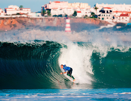 Trải nghiệm lướt sóng trên biển Đại Tây Dương với những con sóng cuộn tuyệt đẹp là trò chơi mạo hiểm hấp dẫn lớn đối với du khách. ảnh: roughguides