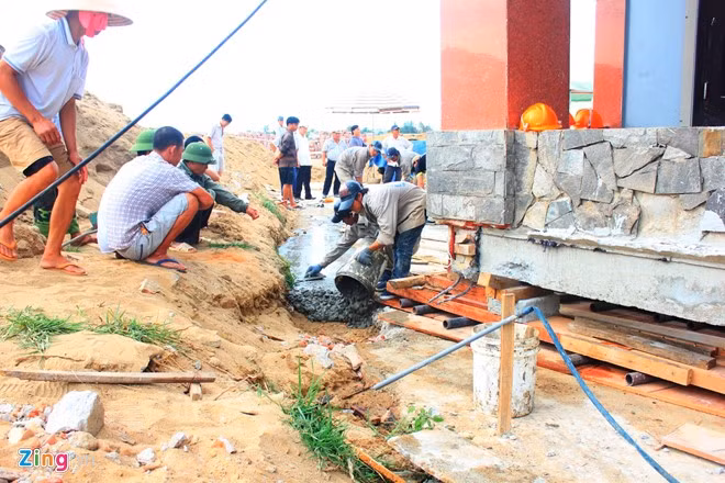Sang ngày thứ 3, đơn vị thi công buộc phải tạm dừng để gia cố lại nền vì gặp sự cố trong khi thực hiện xoay căn nhà. "Phần nền bị thiếu nên chúng tôi phải đổ thêm để có thể xoay biệt thự từ hướng đông nam sang chính nam", ông Lê Viết Cương - chủ nhà kiêm giám đốc một trong 3 công ty thực hiện di dời cho biết.