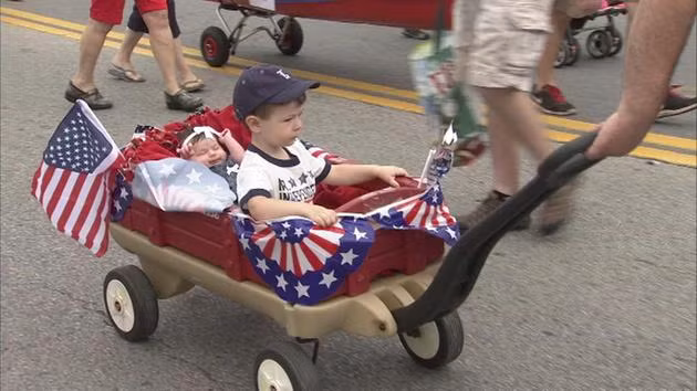 Các em nhỏ Mỹ cũng hòa mình vào không khí mừng Ngày Độc lập.