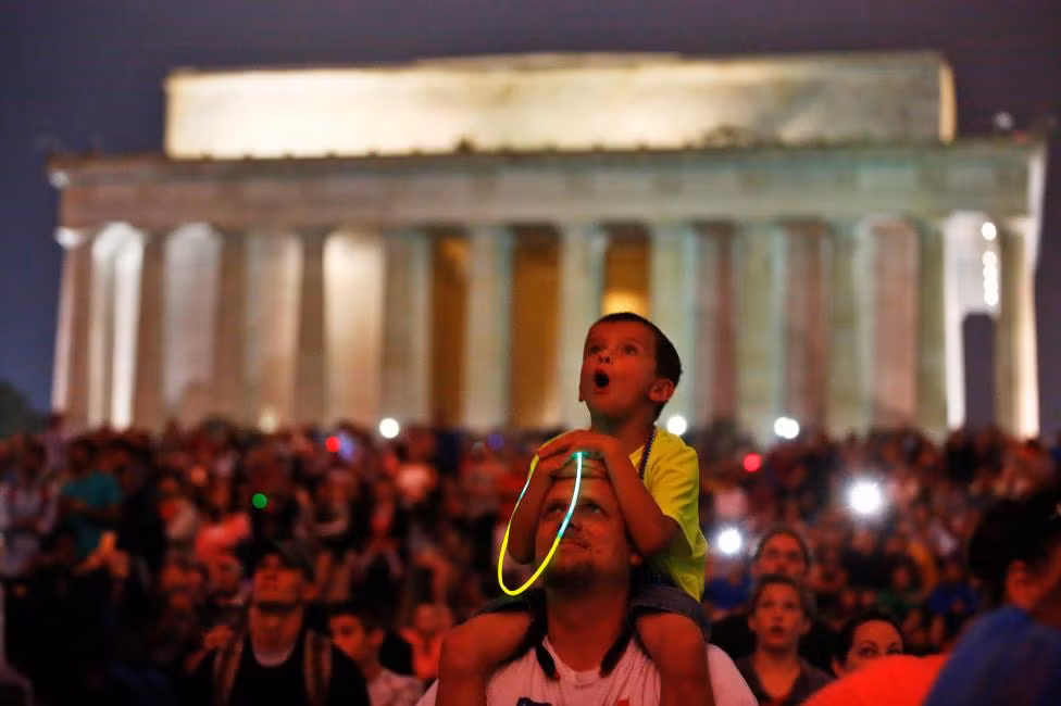 Em nhỏ hào hứng theo dõi màn bắn pháo hoa tại khu National Mall, Washington.