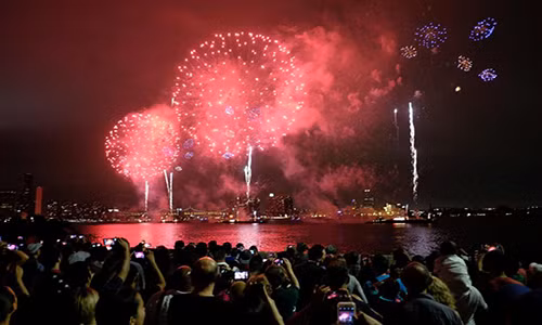 Người dân theo dõi màn bắn pháo hoa hoành tráng kỷ niệm ngày Quốc khánh Mỹ 4/7 ở thành phố New York hôm 4/7/2016.