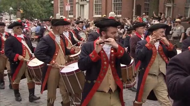 Không khí sôi động trên đường phố Mỹ trong ngày Quốc khánh 4/7.