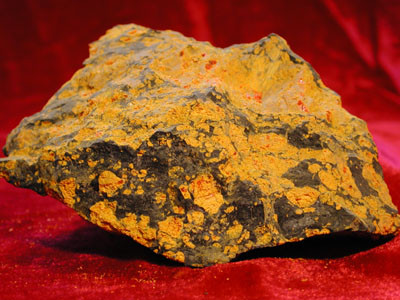 Hùng hoàng: Xuất hiện trong rất nhiều truyền thuyết thần thoại, nổi tiếng nhất là xuất hiện trong “ Bạch xà truyện”.