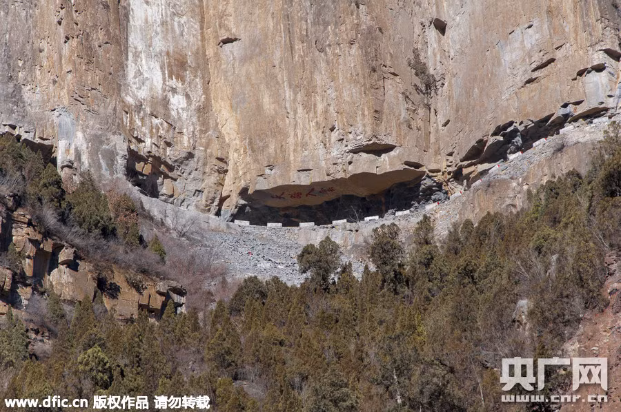 Thôn Tỉnh Để nằm ở thung lũng dãy Thái Hành Sơn, sống dựa hoàn toàn vào núi. Do không có đường thông với thế giới bên ngoài, nên cuộc sống nơi đây gần như bị cô lập hoàn toàn. Nhờ có con đường này mà người dân trong thôn đã có thể thoải mái đi lại thuận tiện giao lưu với thế giới bên ngoài và nơi đây cũng đã trở thành một khu danh thắng có tên "Thần Long loan" (Vịnh Thần Long).
