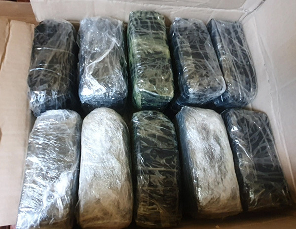 Lao Cai: Bat 2 doi tuong van chuyen 10 kg ma tuy da-Hinh-3