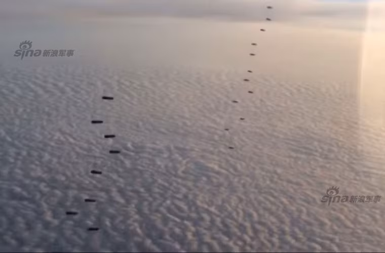 Việc thả từ độ cao lớn mà lại là bom thông thường sẽ khiến độ chính xác không kích mỗi quả bom là thấp. Tuy nhiên với số lượng bom rất lớn thì sức công phá, sát thương liên hoàn là cực kỳ khủng khiếp. Ngoài ra, nó cũng khiến cho kẻ thù khiếp sự cực độ.