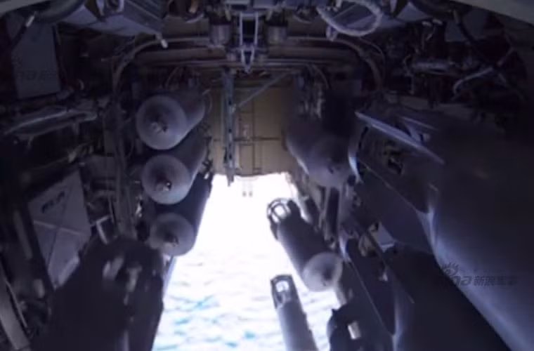 Các quả bom FAB 250 đang rời giá phóng.