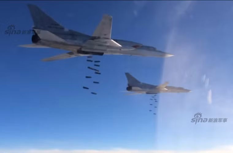 Máy bay ném bom Tu-22M3 rải bom lên đầu phiến quân IS.