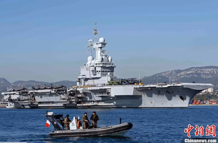 Tàu sân bay Charles de Gaulle của Hải quân Pháp chuẩn bị lên đường tới Địa Trung Hải tham gia chiến dịch không kích IS ở Syria. Chiếc tàu này chở theo 26 máy bay chiến đấu gồm 18 Rafale M và 6 Super Etendard Mordenise.