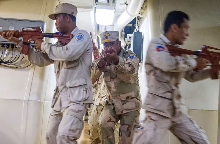 Binh sĩ Hải quân Hoàng gia Campuchia huấn luyện chiến thuật trên tàu tuần duyên USS Fort Worth (LCS 3) của Hải quân Mỹ trong khuôn khổ tập trận chung CARAT Campuchia 2015.