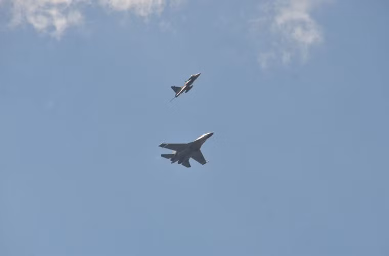 Tiêm kích JAS-39 Thái Lan (trên) và J-11 Trung Quốc (dưới) trong một cuộc tập trận chung đang diễn ra.