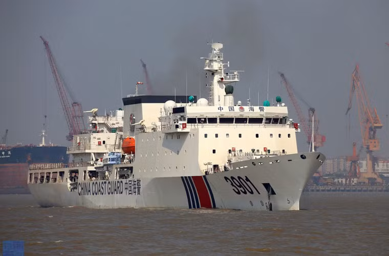 Bức ảnh quân sự cực kỳ đáng lưu tâm – mạng Sina tuần qua bất ngờ đăng tải loạt ảnh về tàu Hải cảnh Trung Quốc có lượng giãn nước tới 10.000 tấn – tương đương tuần dương hạm. Không rõ hiện tàu này được biên chế hoạt động ở vùng biển nào, tuy nhiên không loại trừ khả năng sớm hay muộn Trung Quốc có thể đưa 3901 tới vùng biển Đông.