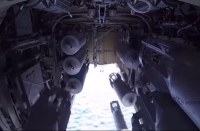 Khoảnh khắc hàng chục quả bom FAB-250 rời khoang bom máy bay Tu-22M3 được Không quân Nga triển khai cho chiến dịch không kích IS tại Syria.