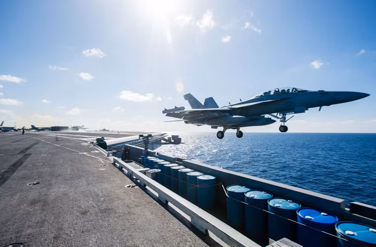 Hình ảnh quân sự đẹp mắt ghi lại khoảnh khắc máy bay tấn công điện tử E/A-18G Growler rời boong tàu sân bay USS John C.Stennis (CVN-74) trên vùng biển Thái Bình Dương.