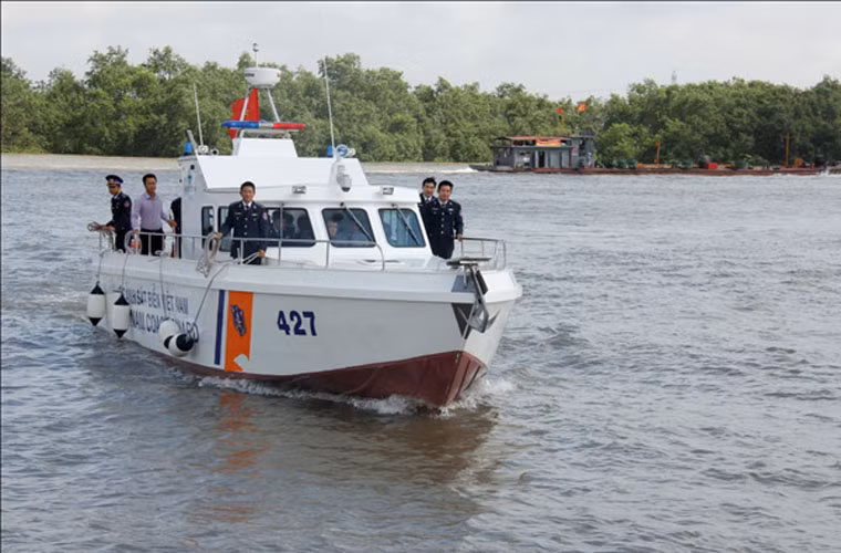 Đây là một trong hai bức ảnh quân sự Việt Nam ấn tượng trong tuần - xuồng tuần tra cao tốc MS-50S do Trung ương Hội liên hiệp Phụ nữ Việt Nam trao tặng cho Bộ Tư lệnh Cảnh sát biển Việt Nam hôm 17/11. Xuồng MS-50S - số hiệu CSB 427có giá trị đầu tư 12 tỷ đồng với chiều dài 13,66m, chiều rộng 3,78m, chiều cao mạn 1,42m, mớn nước 0,51m, vận tốc tối đa 30-35 hải lý/giờ.