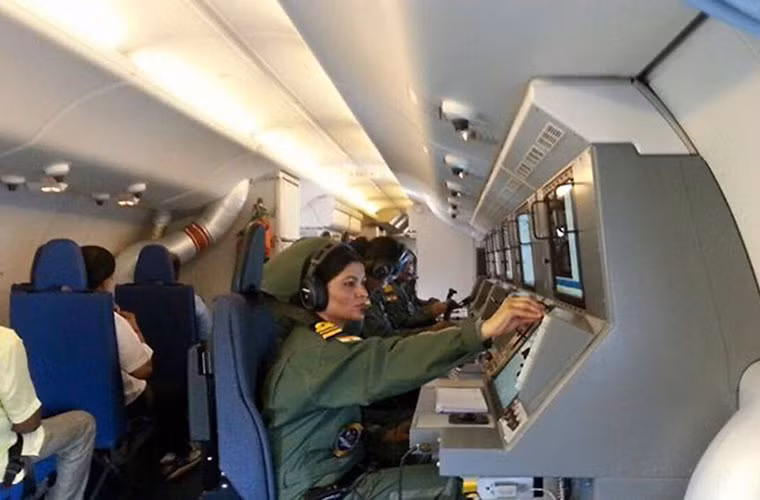 Hình ảnh hiếm bên trong khoang điều hành tác chiến máy bay săn ngầm P-8I Neptune hiện đại nhất của Hải quân Ấn Độ.