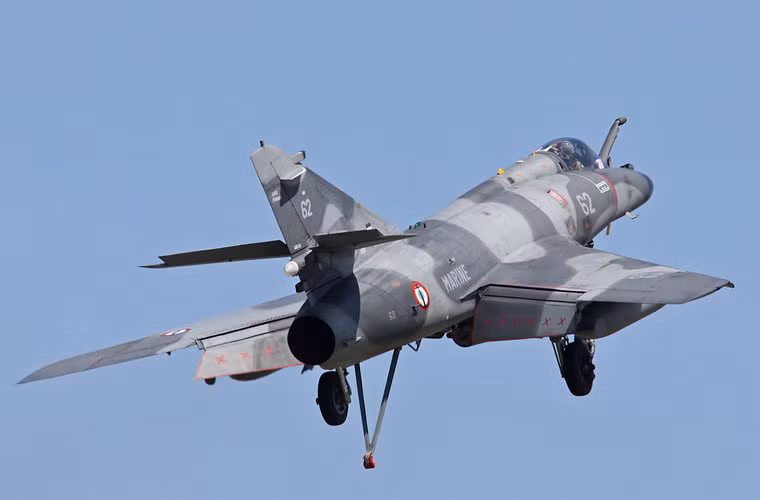 Super Étendard Modernisé trang bị một động cơ phản lực SNECMA Atar 8K-50 cho tốc độ tối đa 1.380km/h ở trần bay cao, bán kính tác chiến 850km.