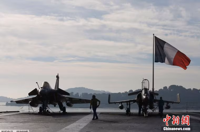 Một số nguồn tin cho biết, tàu sân bay Charles de Gaulle lần đầu tiên triển khai phi đội chiến đấu cơ đông đảo nhất trong lịch sử hoạt động tàu này, gồm 26 chiếc máy bay chiến đấu Rafale M và Super-Etendard Modernise. Trước đây, Charles de Gaulle chỉ mang giới hạn 24 chiếc.