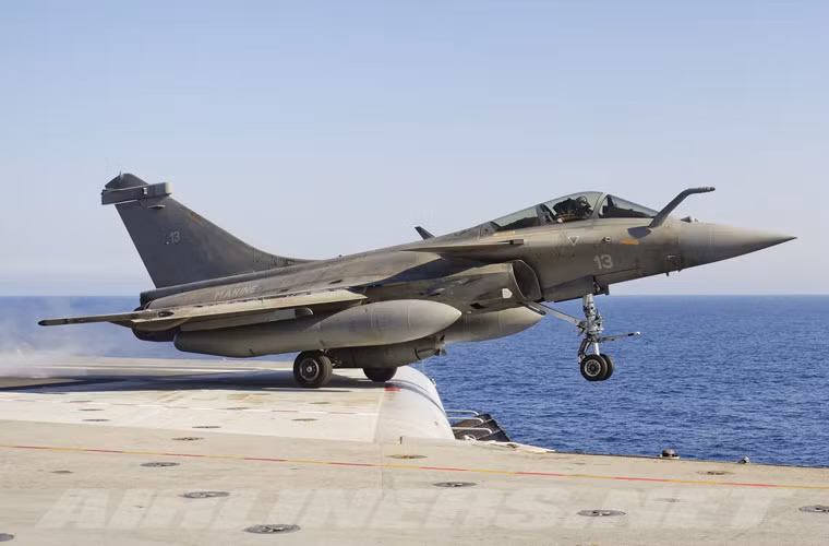 So với phiên bản của không quân, Rafale M dành cho Hải quân Pháp mà cụ thể là trang bị cho tàu sân bay Charles de Gaulle tồn tại một số khác biệt, chủ yếu là nằm ở phần khung thân. Cụ thể: Tăng sức khả năng đáp ứng với các điều kiện khắc nghiệt khi hoạt động trên tàu sân bay; Bánh đáp vững chắc hơn; Bánh đáp mũi dài hơn nâng cao mũi thích ứng khi sử dụng máy phóng; Móc đuôi lớn kiểu stinger giữa hai động cơ; Thang lên buồng lái tích hợp vận hành bằng điện; Hệ thống hạ cánh trên tàu sân bay bằng vi sóng.