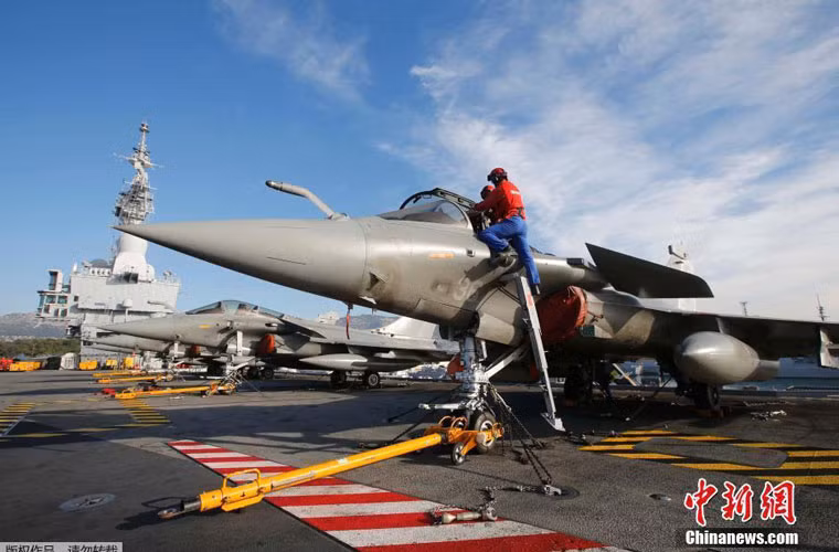Trong số 26 máy bay mà Charles de Gaulle triển khai thì chiếm phần đông là tiêm kích hạm Rafale M (18 chiếc). Đây là biến thể dành cho Hải quân Pháp của dòng tiêm kích thế hệ 4 tối tân Dassault Rafale nổi danh đắt đỏ. Thậm chí Rafale M có giá đắt hơn cả Rafale của không quân, đơn giá ước tính 146 triệu USD/chiếc.