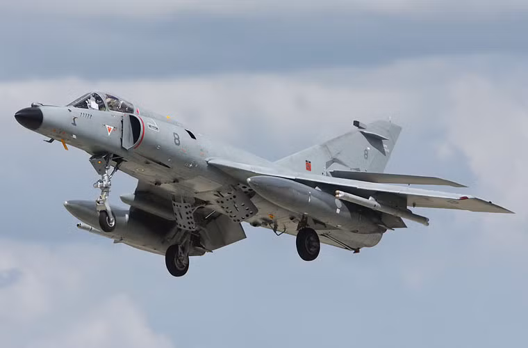 Super Étendard Modernisé được nâng cấp chủ yếu hệ thống điện tử để đáp ứng yêu cầu chiến tranh hiện đại. Kể từ khi tham chiến lần đầu ở Serbia năm 1999, loại máy bay đã có mặt trong hàng laotj chiến dịch không kích lớn của Không quân Pháp trong chiến tranh iraq, Afghanistan, Libya và nay là chống IS tại Syria.