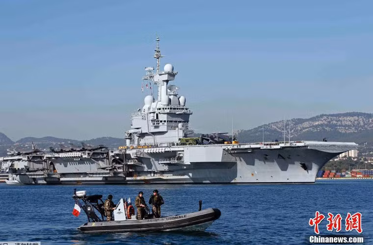 Cách đây vài ngày, tàu sân bay Charles de Gaulle của Hải quân Pháp đã được lệnh triển khai tới vùng biển Tây Địa Trung Hải bắt đầu tham gia chiến dịch không kích phiến quân IS tại Syria.