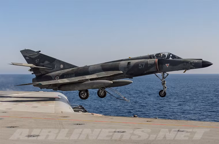Số còn lại (8) là máy bay cường kích trên hạm Super-Etendard Modernise – biến thể hiện đại hóa của dòng máy bay Super Etendard được Không quân Hải quân Pháp triển khai từ những năm 1970.