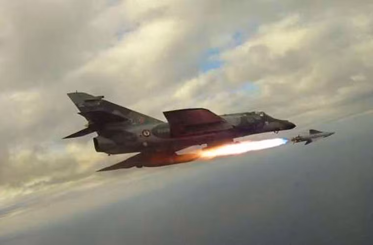 Super Étendard Modernisé phóng tên lửa không đối đất AS-30L.