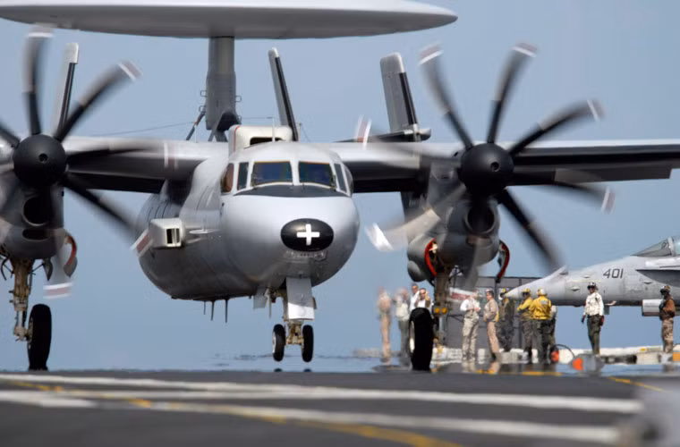 Ngoài máy bay chiến đấu trên hạm, tàu sân bay Charles de Gaulle của Pháp có thể mang theo hai máy bay cảnh báo sớm E-2C trang bị hệ thống radar AN/APS-145 với anten AN/APA-171 cho phép theo dõi hơn 2.000 mục tiêu và điều khiển đánh chặn 40 mối đe dọa cùng lúc. Tầm phát hiện các mục tiêu trên không đạt 550km.