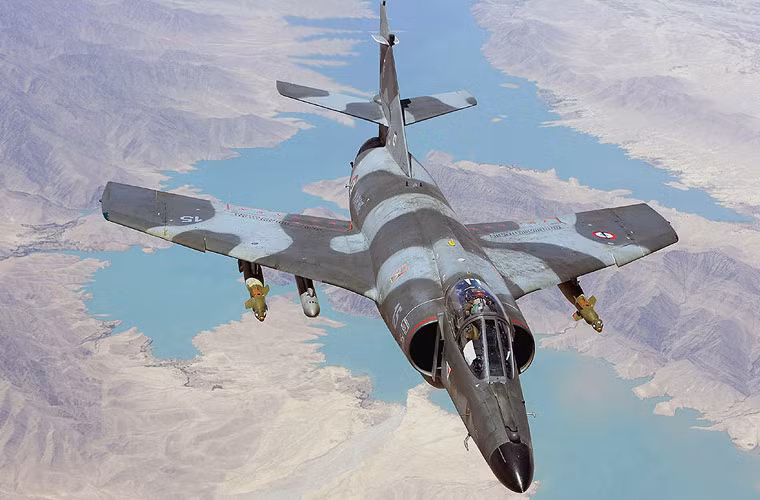 Vì là máy bay cường kích thế hệ cũ nên khả năng mang vác vũ khí của Super Étendard Modernisé là rất thấp, với chỉ 2,1 tấn vũ khí trên 6 giá treo dưới cánh và thân. Nó có khả năng mang tối đa 4 bệ phóng rocket 68mm hoặc hai tên lửa không đối đất AS-30L hoặc một tên lửa chống tăng AM-39 Exocet hoặc 2-4 bom không điều khiển và có điều khiển.