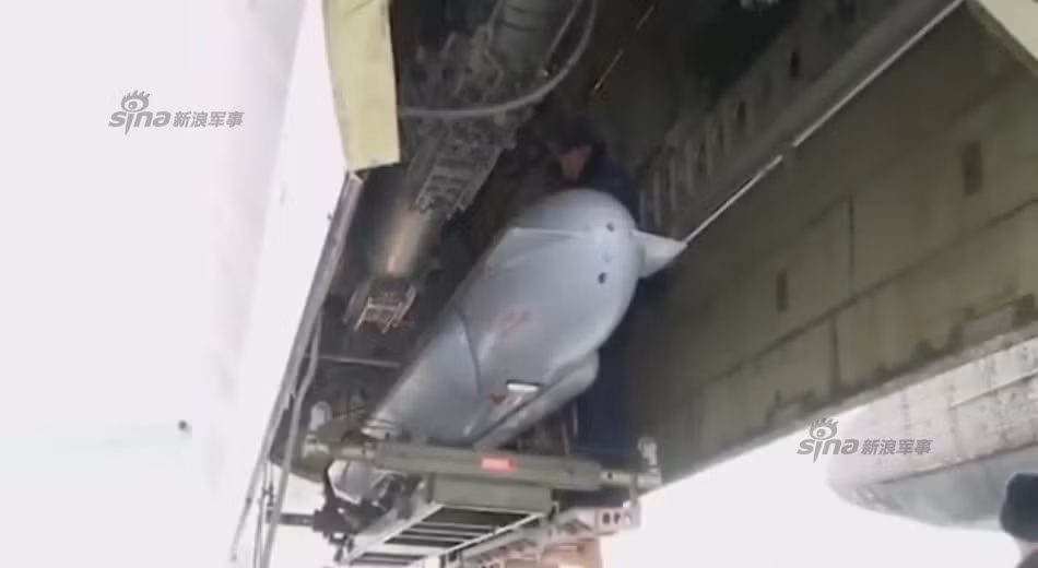 Kh-555 đang được hệ thống hỗ trợ nạp đạn đưa vào giá phóng quay.