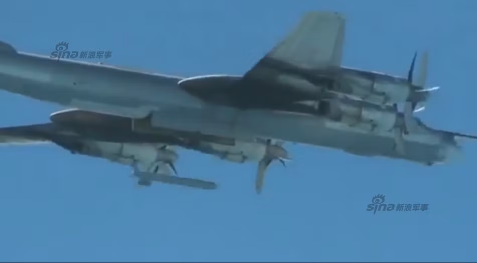 Tên lửa hành trình Kh-555 rời khoang bom Tu-95MS.