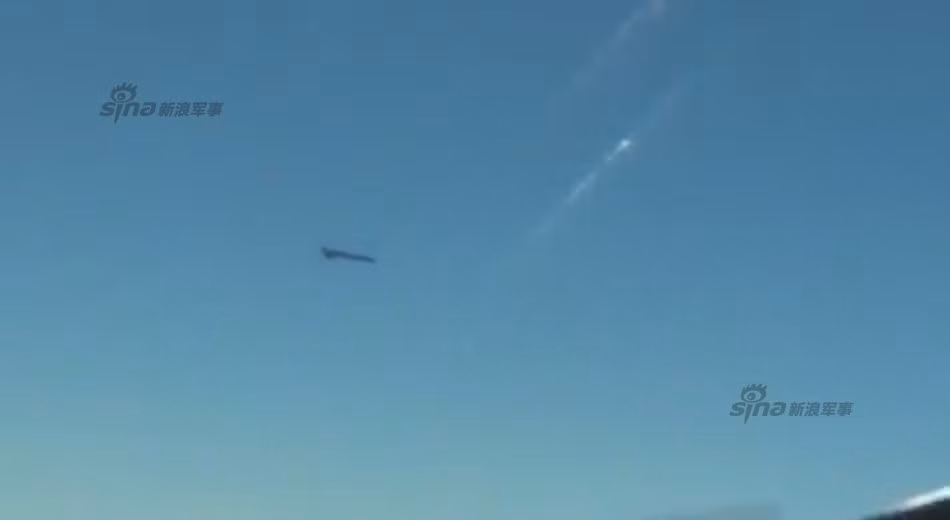 Ở độ cao ổn định sau khi rời khoang bom, tên lửa Kh-555 sẽ bật cặp cánh trên thân và tới mục tiêu với động cơ tuốc bin phản lực cánh quạt đẩy cho tốc độ bay cận âm 700-800km/h.